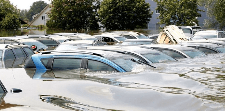 mobil terendam banjir